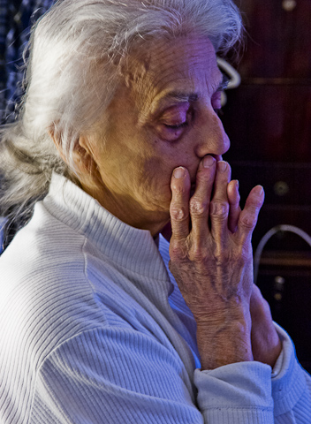 Anguish: elderly woman, a victim of bullying