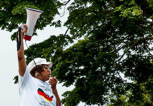 Doreen Wade, Riding in Parade, Calls to Onlookers